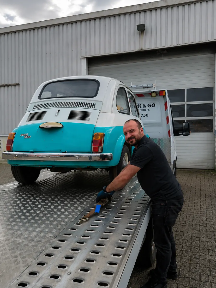 Hook & Go Fahrer vor dem Abschleppwagen